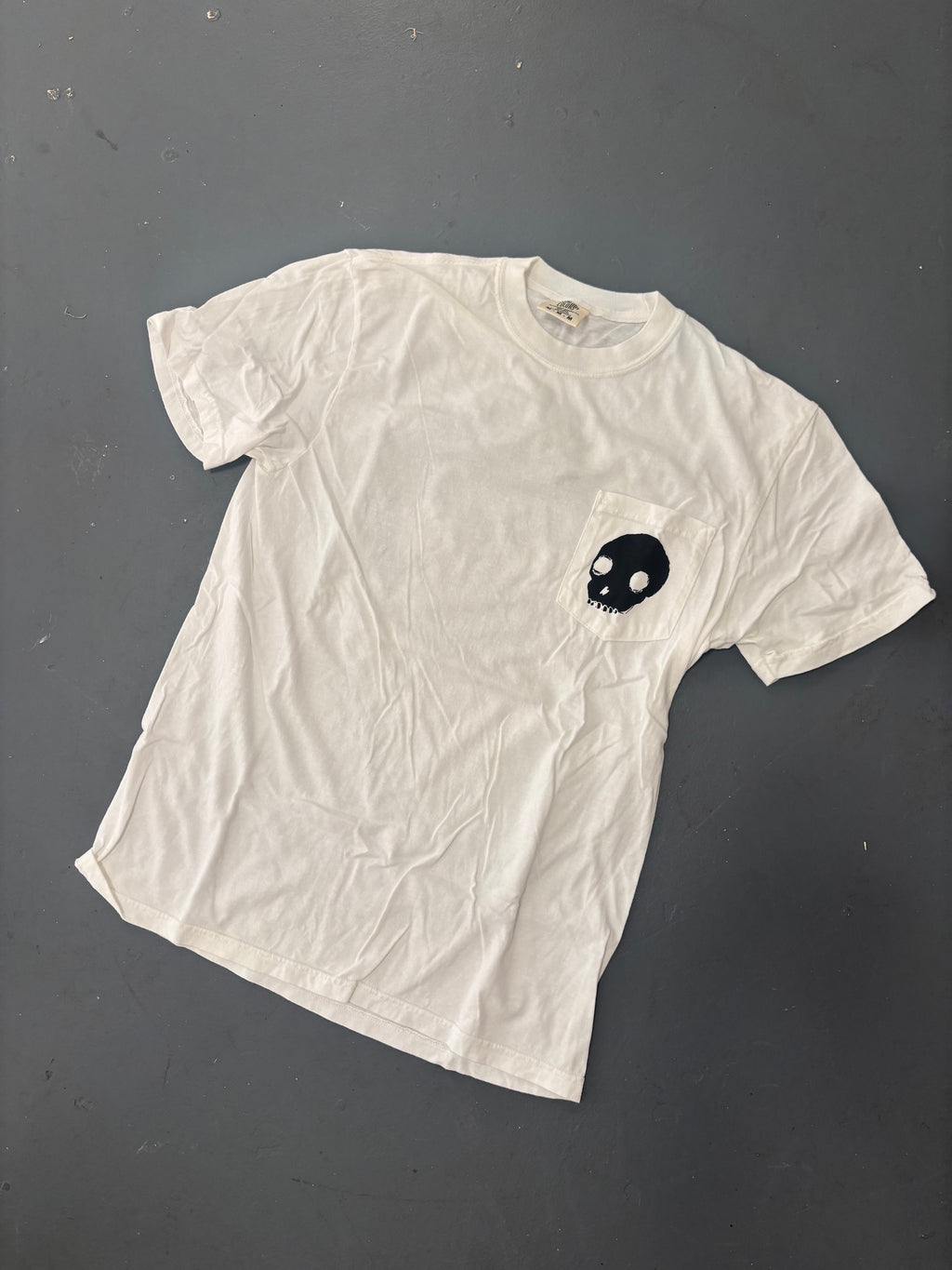 skull pocket T - white